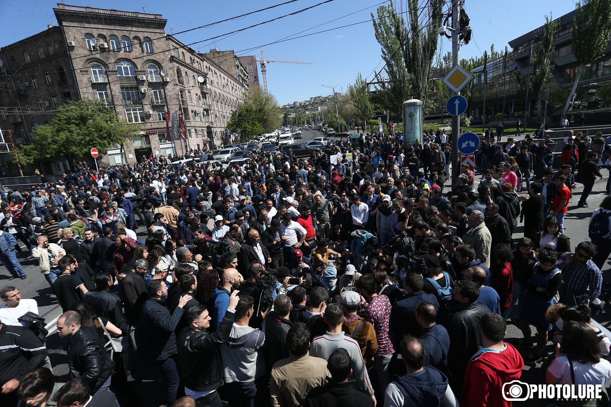 Поступи армения. Протесты в Армении. Ереван сейчас. Ереван люди на улице. Ереван улицы.