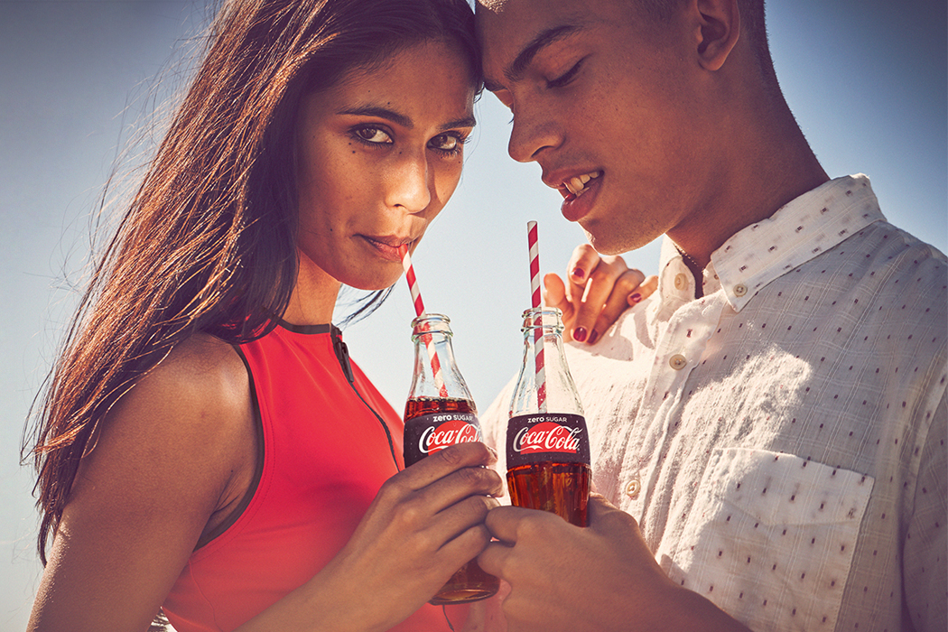Taste the feeling. Рекламная кампания Кока кола. Кока кола реклама семья. Coca Cola реклама. Рекламный плакат Coca Cola нулевых.