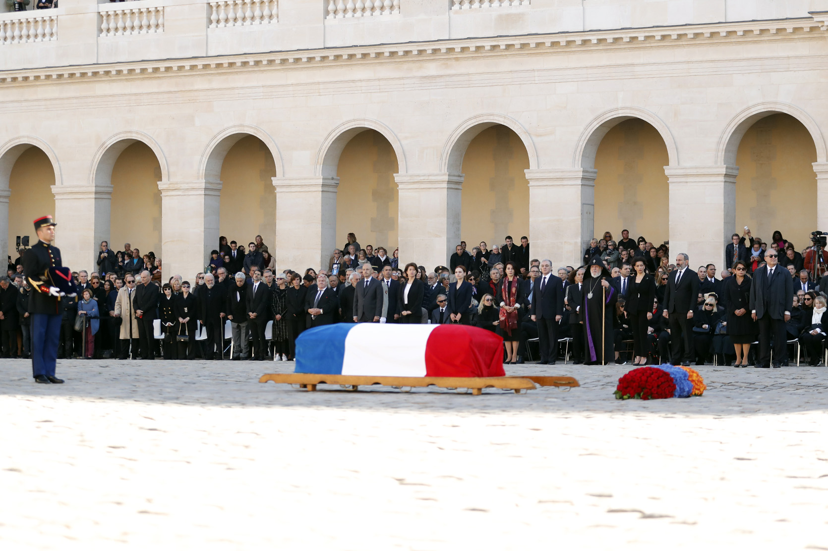 Похоронен во франции. Азнавур похороны. Похороны во Франции. Похороны Азнавура в Париже.