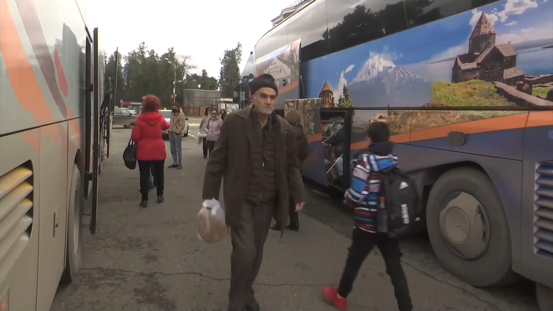 Ждать следующего автобуса. Беженцы прибыли в Курск.
