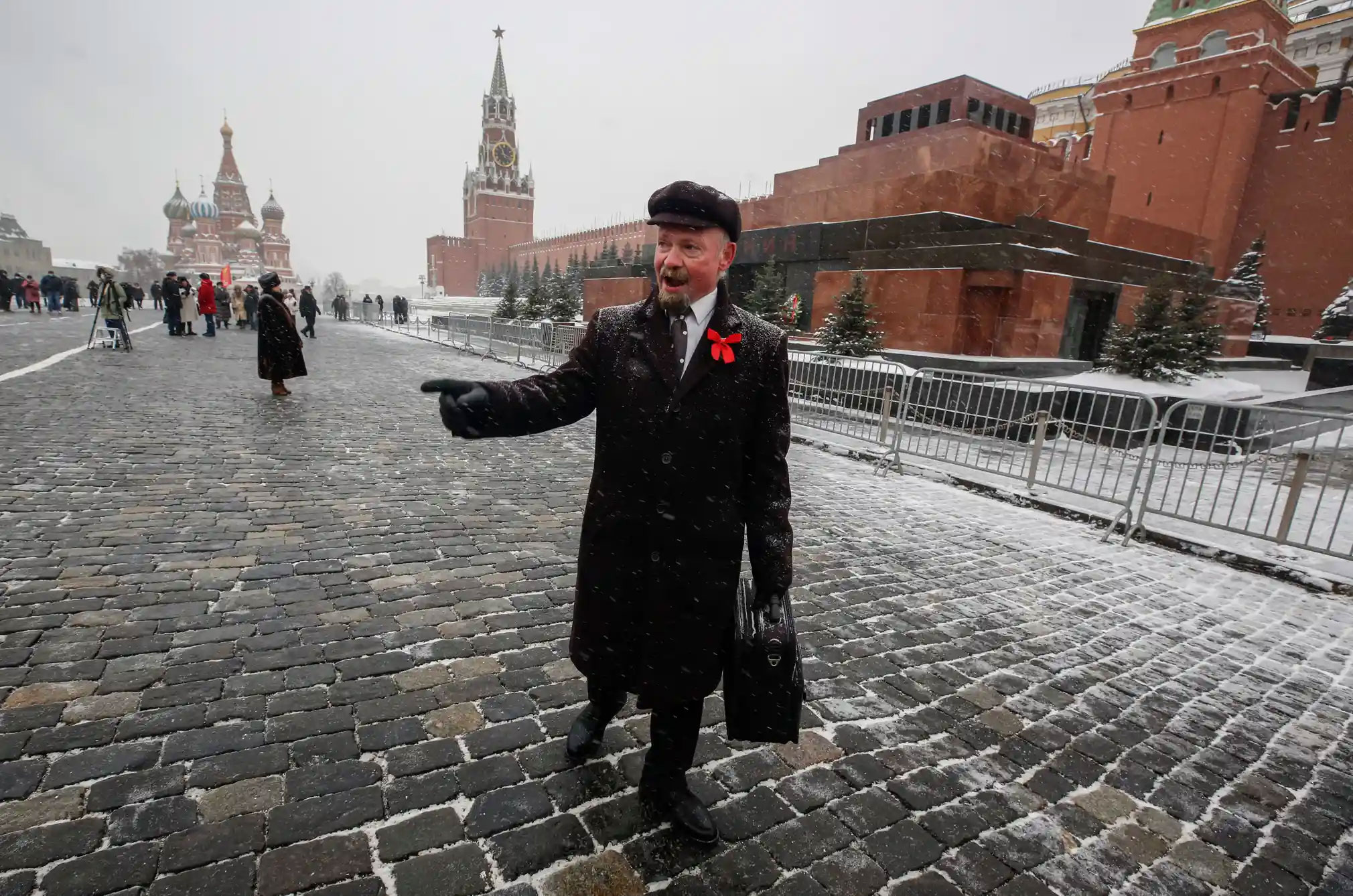Почему стоит ленинский. Ленин на красной площади в мавзолее. 1) Мавзолей в. и. Ленина на красной площади.